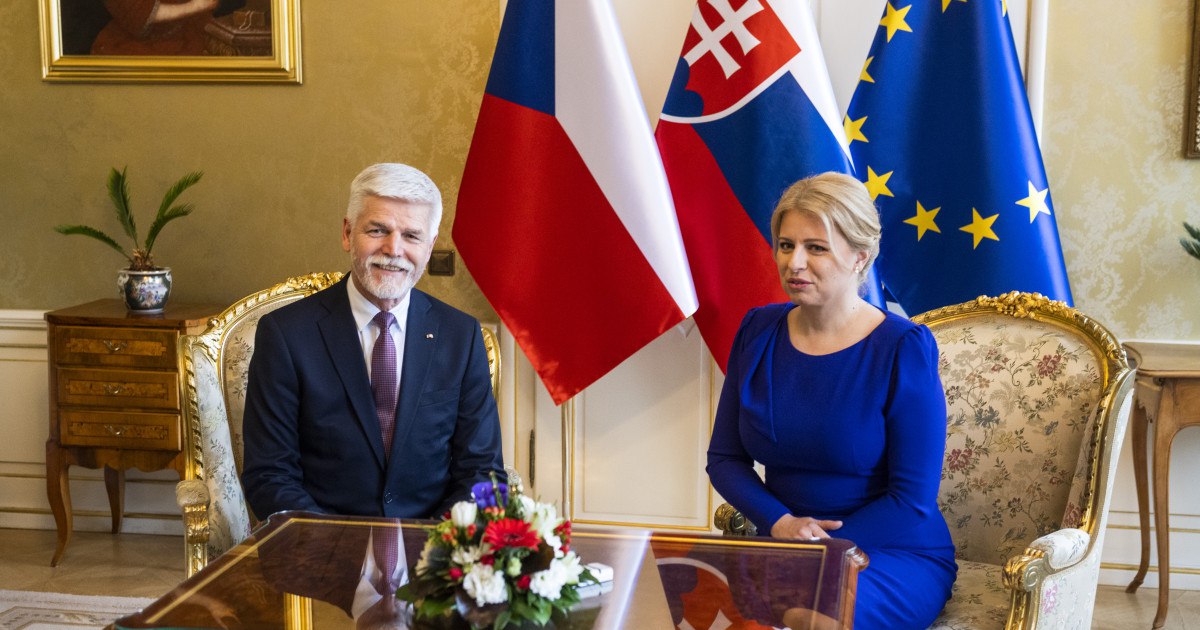 Český prezident Petr Pavel pricestoval na svoju prvú zahraničnú cestu na Slovensko. Ako prvý bod programu bolo stretnutie s prezidentkou Zuzanou Čaputovou.