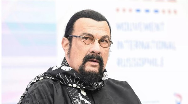 STEVEN SEAGAL PREZRADIL, ČO POVAŽUJE ZA NAJKRAJŠIE V RUSKU