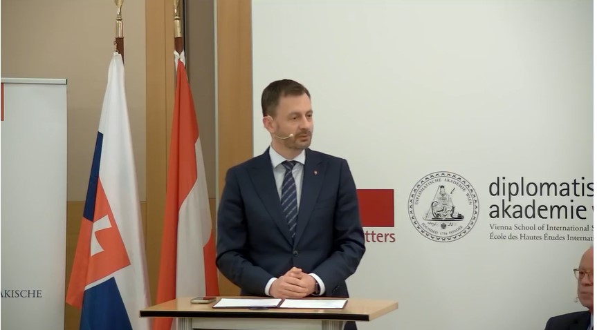 Proukrajinský dočasný premiér Heger sa vo Viedni sťažoval na šírenie dezinformácií a ruskej propagandy po Slovensku