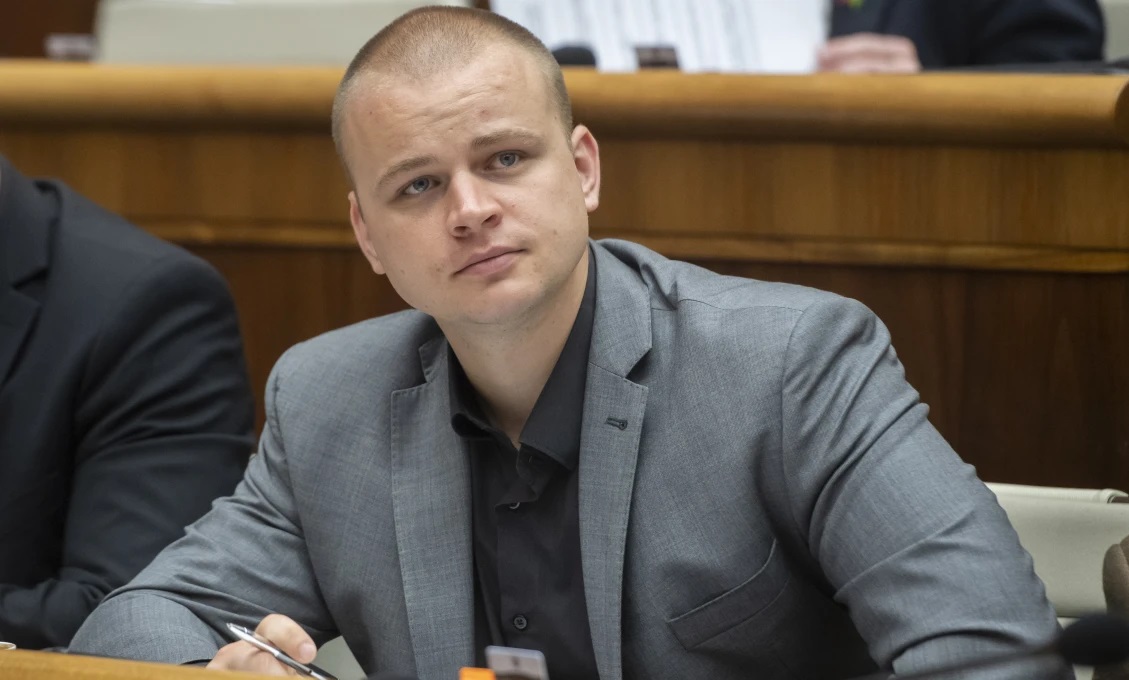 Poslanec MAZUREK: Prevezmú protagonisti OČKOVACÍCH KAMPANÍ zodpovednosť za šírenie klamstiev?