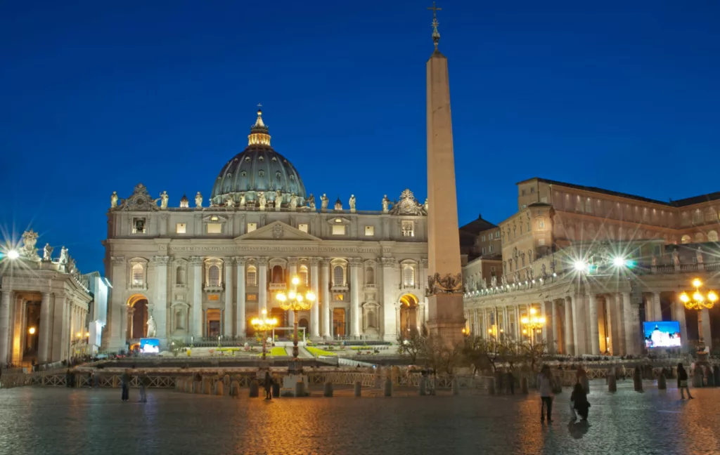 Saint-Peters-Square-at-Night-flickr.com-Alex-1536x972