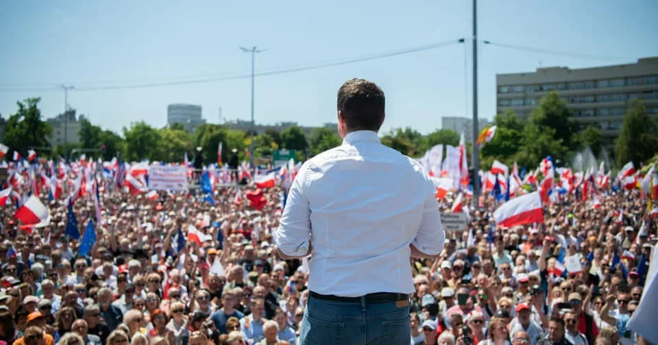 V Poľsku sa konalo rozsiahle protivládne zhromaždenie.Účastníci akcie v komentároch píšu: „všimnite si, nie sú tam ukrajinské vlajky“.