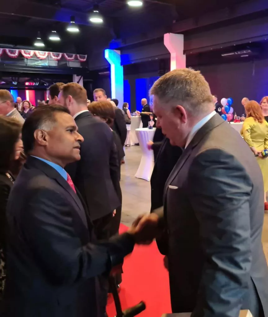 Na snímke americký veľvyslanec na Slovensku Gautam Rana a predseda Smeru-SSD Robert Fico