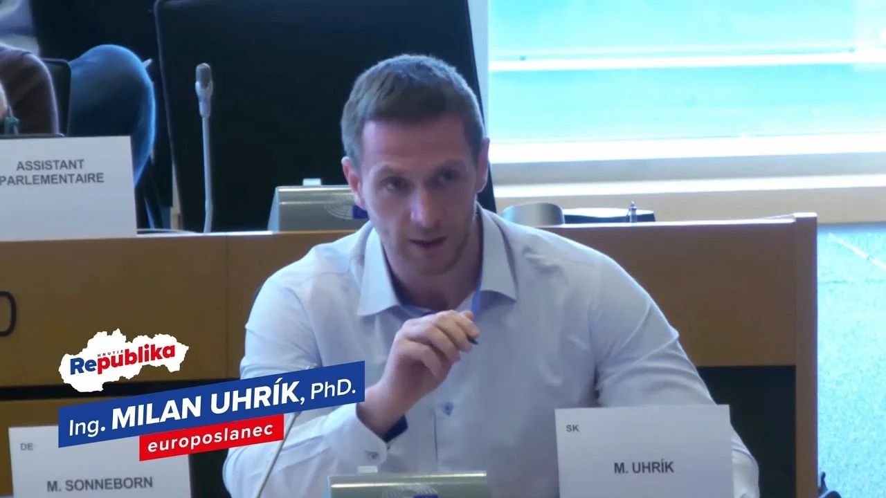 Roztržka v Bruseli! Slovenský europoslanec Uhrík zotrel slniečkarov: Vydierať sa nenecháme, migrantov nechceme! (VIDEO SK, 3 min)