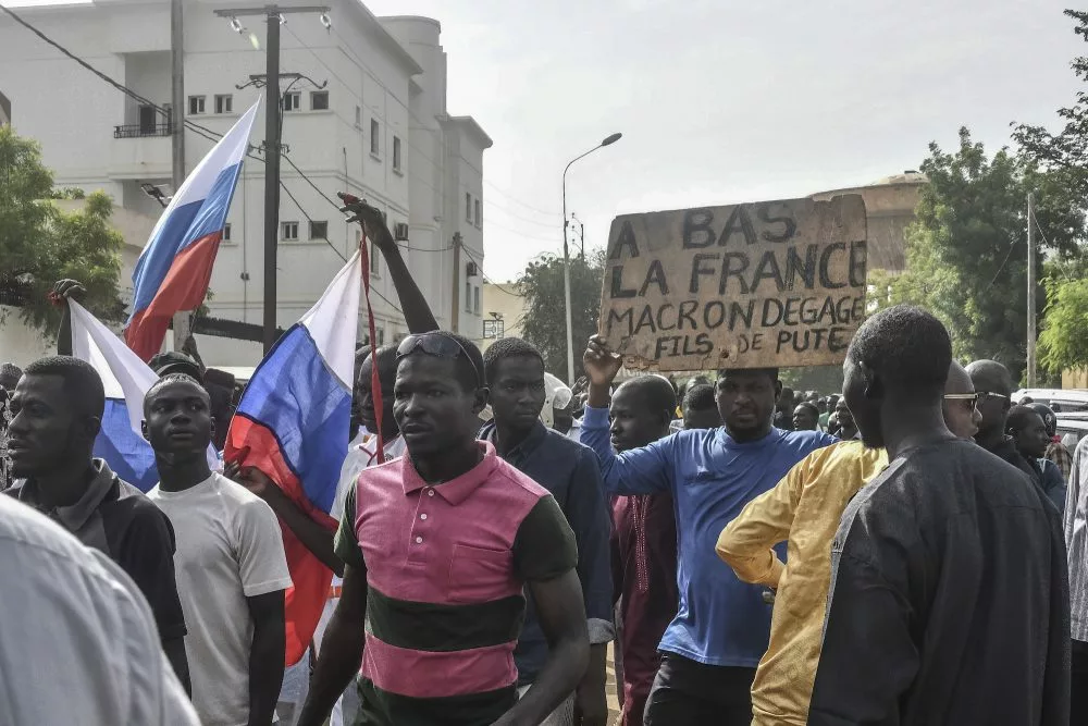 Niger zastavuje vývoz uranu a zlata do Francie