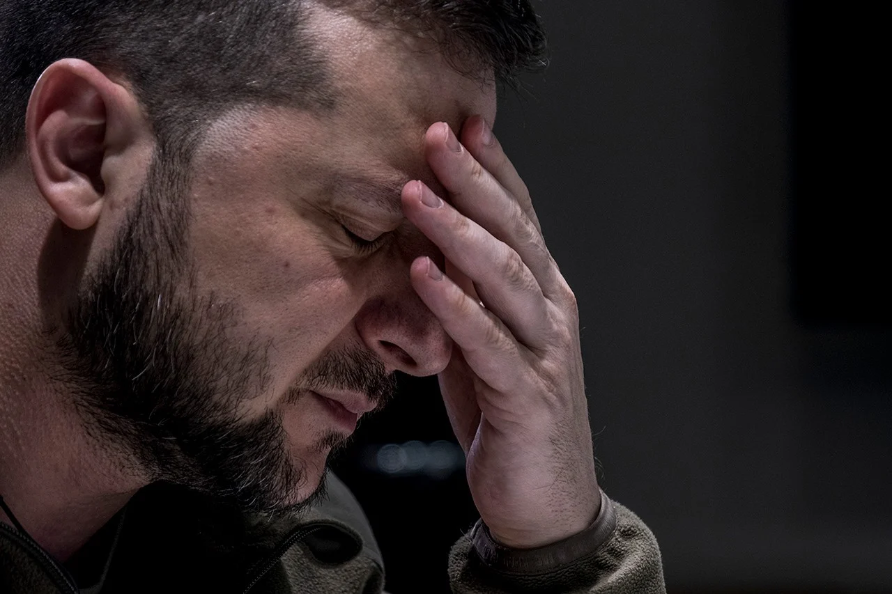 Zelenskyj vyzerá, že na to práve prišiel...Otrok urobil svoju prácu, otrok môže ísť. Žiadne ovácie, žiadna napätá pozornosť, žiadne dotknuté privítanie.