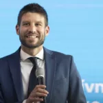 Miško, náš zlatý chlapec. Málo vedomostí, ale veľa arogancie a pokrytectva. No veď Oxoford