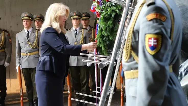 Celý rok trepú o odvahe, o zomknutí sa, no potom príde výročie SNP a naši traja najvyšší ústavní činitelia ako bojazlivé myšky skoro ráno narýchlo položili vence a utekali, utekali.....