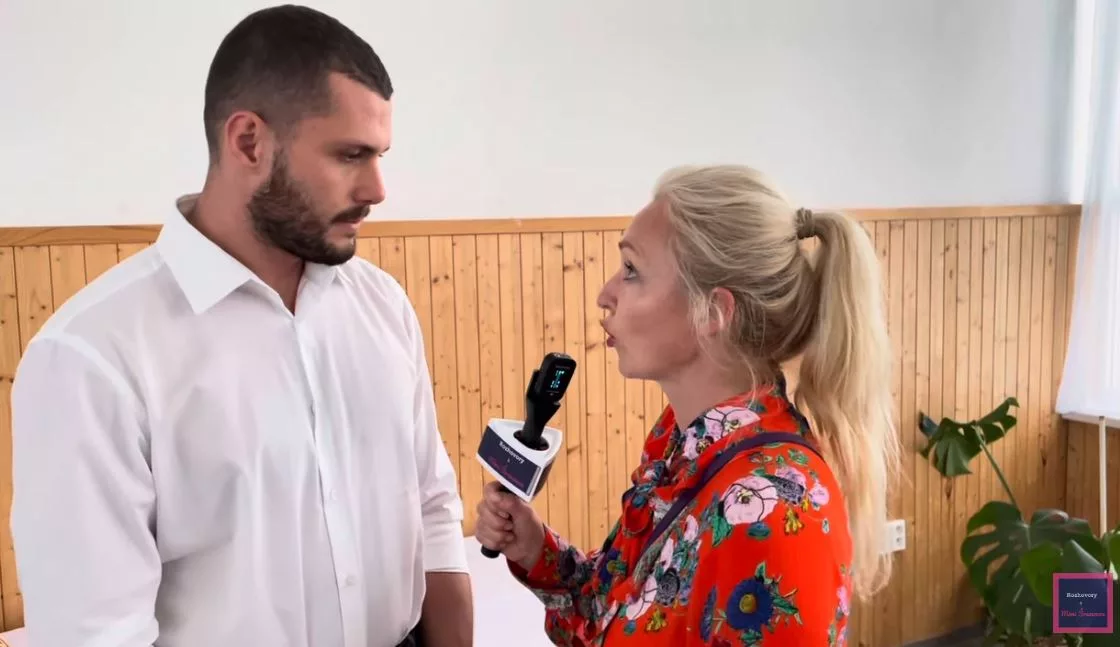 Video-Mimi Šrámová: Exkluzívny rozhovor s Richardom Glückom, ktorý počas incidentu na tlačovej konferencii Smeru, spravodlivo odmenil Matoviča výchovnou do tváre.