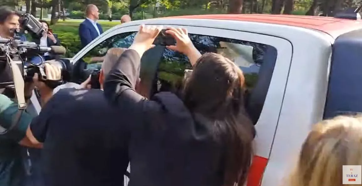 Psychopat Matovič s ampliónom zavretý v aute, cez amplióny vykrikoval, že sú sku*rvená mafia.