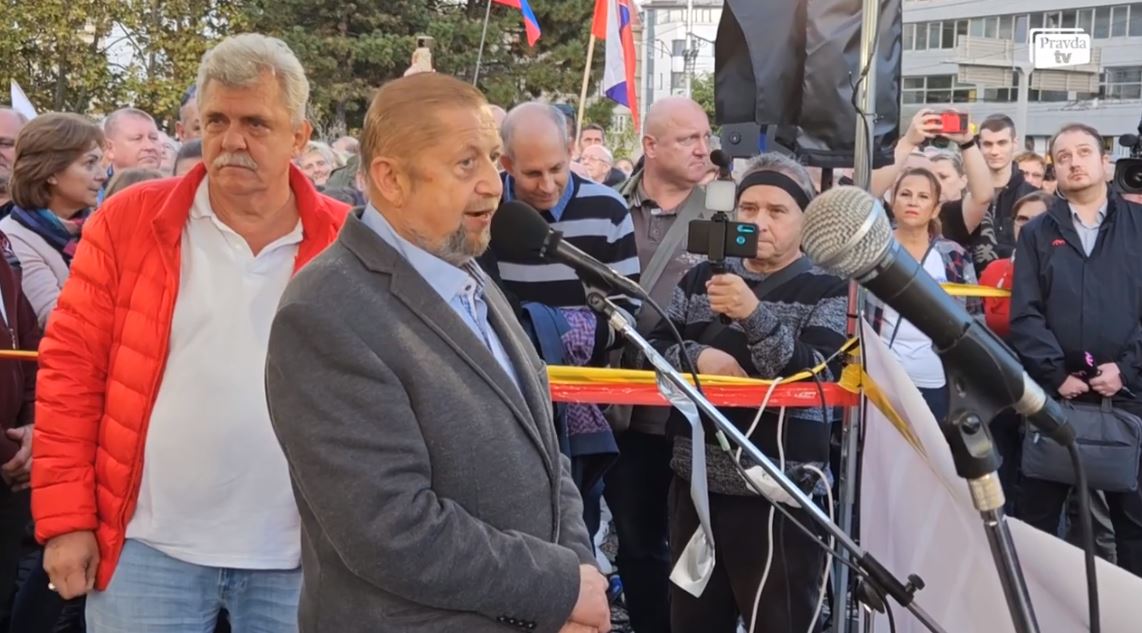 Ľudia pred Prezidentským palácom vyzvali Čaputovú na menovanie Huliaka. Podľa Harabina robí všetko pre to, aby oddialila vymenovanie vlády a pokračovala v deštrukcii štátu