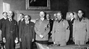 Krátko po polnoci 30. septembra 1938 sa predstavitelia Nemecka, Talianska, Veľkej Británie a Francúzska stretli v Mníchove - Ako Západ dal Československo Hitlerovi