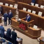 V pláne sa spomínajú rozličné kravy, potkany, výgrcky…ktorými poslanci ilustrujú neetické správanie svojich kolegov