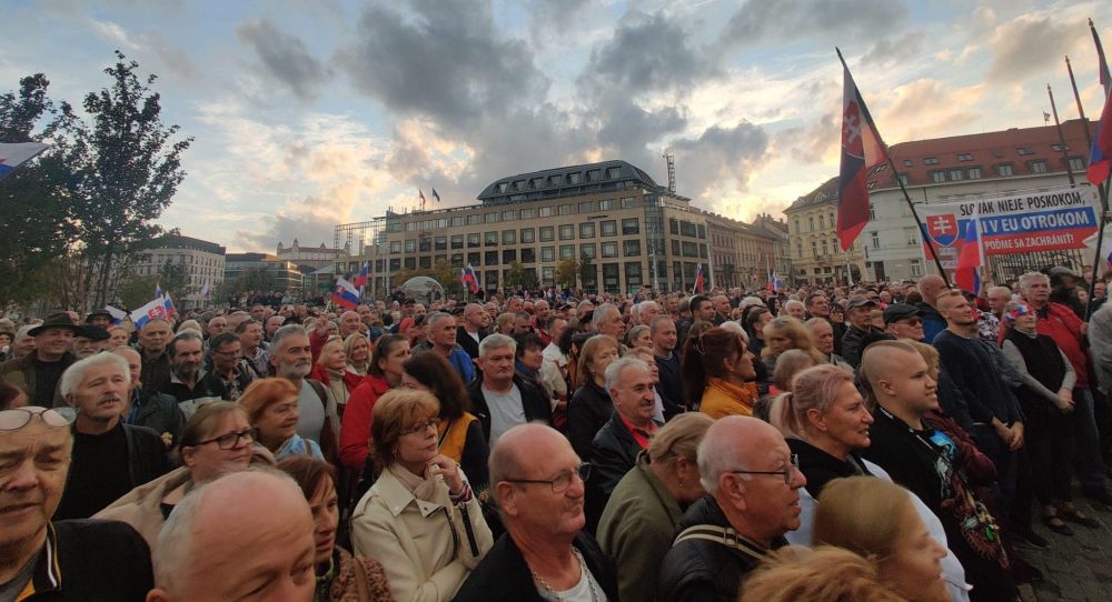 Tisícové zhromaždenie pred Prezident.palácom a HLUCHONEMÍ novinári