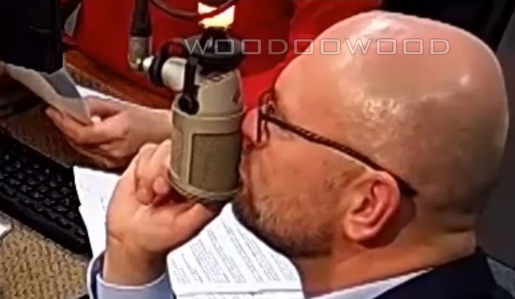 Prišiel na psa mráz, teda na Richarda Sulíka kontrola NKÚ za Dubaj. Dnes treba vypiť bar, ale za svoje pán olizovač kadečoho, vrátanie mikrofónov