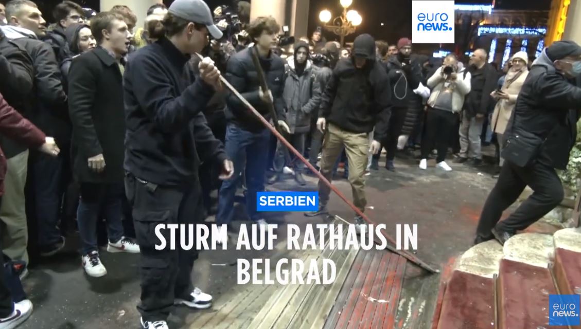 VIDEO: Opozícia v Srbsku je frustrovaná z prehry v parlamentných voľbách a organizuje násilné protesty na spôsob Majdanu