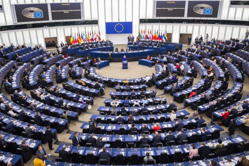 Europarlament prijal kritickú rezolúciu voči Slovensku. Podporilo ju osem kolaborantov, Vladimír Bilčík a Peter Pollák, ktorí spolu s Eugenom Jurzycom, Ivanom Štefancom, Martinom Hojsíkom, Michalom Wiezikom, Jozefom Mihálom a Luciou Ďuriš Nicholsonovou