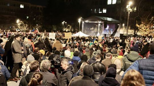 V opozičnej bubline panuje mentálna kalamita. Včera sa na SNP demonštrovalo aj proti vysokým dôchodkom…