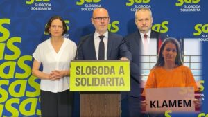 Strana klamárov s obuvníkom na čele, opäť štve a útočí