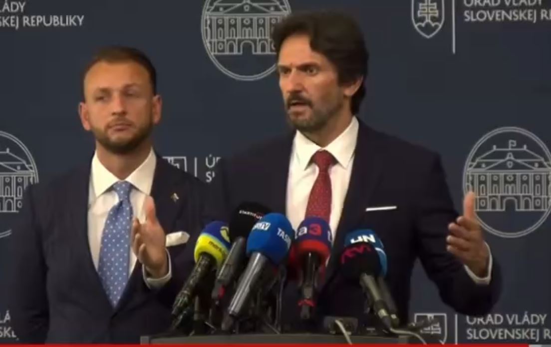 Komu slúži TASR? Vystrihli ako sa Šimečka vyhrážal na protestoch Ficovi!