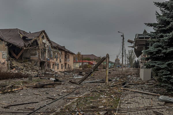 Ulica a domy, ktoré ju lemujú, sú po poškodení výbuchom v ruinách.
