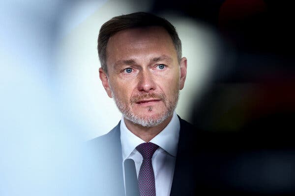 Christian Lindner v bielej košeli, vzorovanej kravate a tmavom saku.