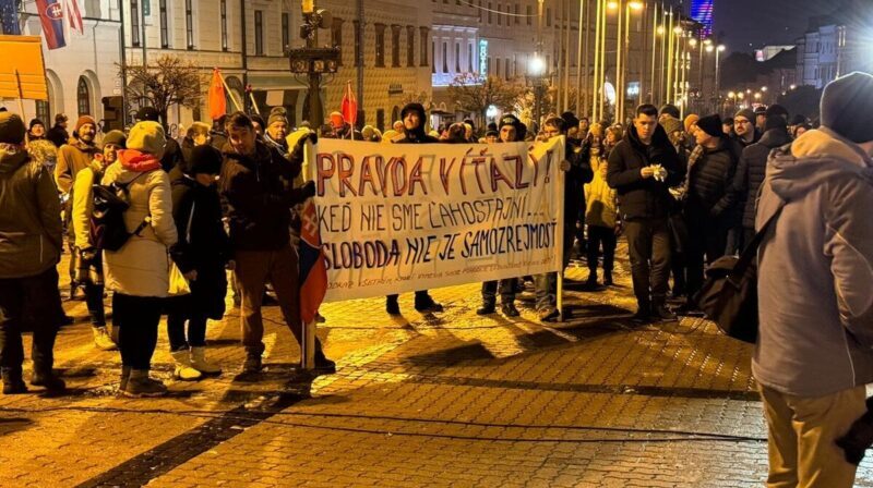 Vulgárni nadutí agresívni obmedzenci a hulváti toho najhrubšieho zrna