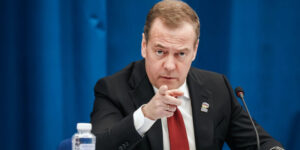 Medvedev: Ak neprestanú provokácie západu, nárazníková zóna bude celá UA