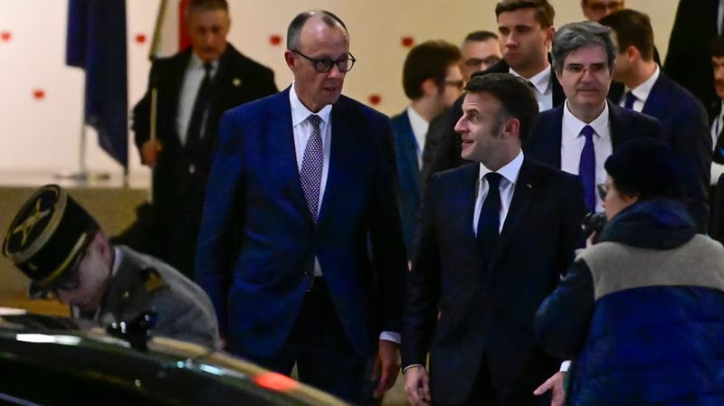 Politico: „Medové týždne“ Macrona a Merza sa začali