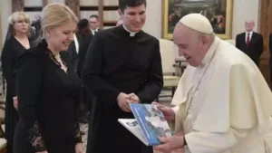 Jednoducho HNUS a nič iné, ako politicko-pokrytecko-farizejský HNUS!!!
