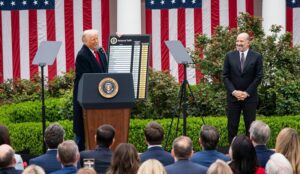 Trump uvalil na rôzne krajiny clá až do výšky 50 %.
