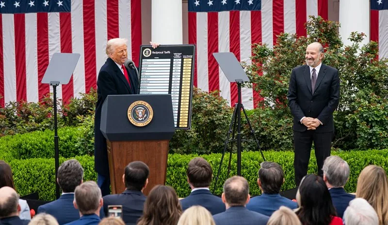 Trump uvalil na rôzne krajiny clá až do výšky 50 %.