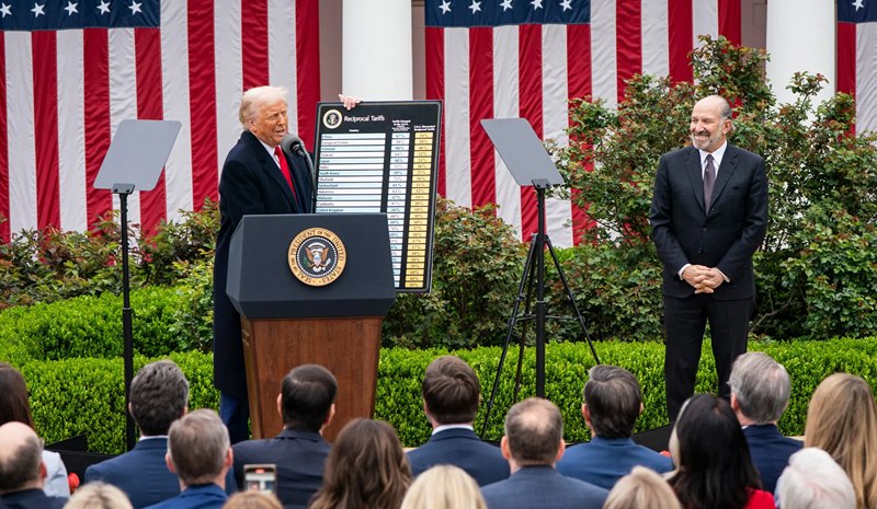 Trump uvalil na rôzne krajiny clá až do výšky 50 %.
