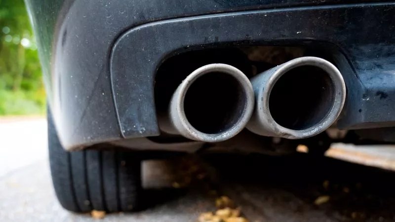 Európska komisia ustupuje od zákazu spaľovacích motorov