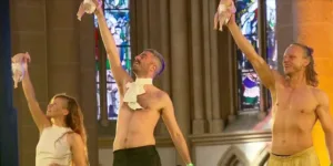 Choré Nemecko. Nehanebná výstava mŕtvych sliepok v plienkach v katedrále