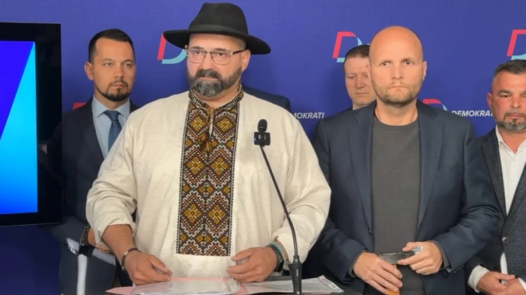 Dvaja šašovia sa zišli. Zo sekery je tupá valaška a z nacistického odznaku plesnivec
