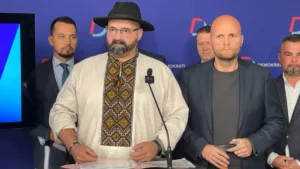 Dvaja šašovia sa zišli. Zo sekery je tupá valaška a z nacistického odznaku plesnivec