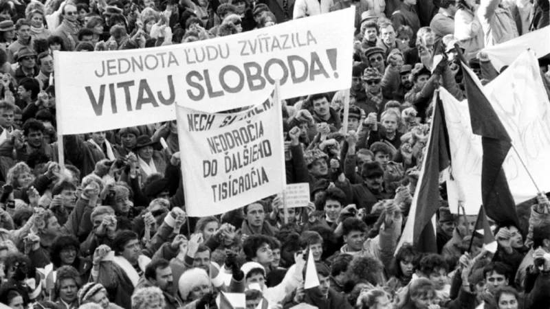 Stagnácia, úpadok demokracie, úpadok ekonomiky, popieranie slobody slova