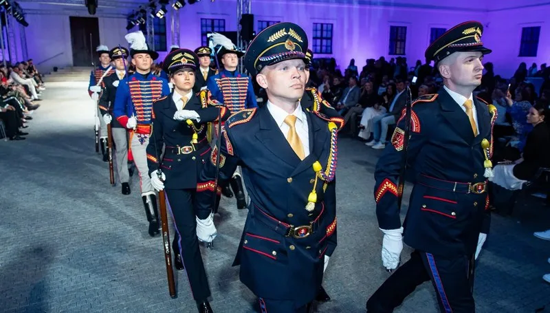 Čestná stráž ako kabaret pre horných 10 tisíc?