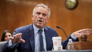 BBC: RFK Jr. odvoláva celý americký výbor pre očkovanie