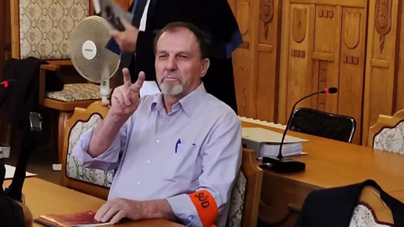 Červené šerblíky, včera súťažili v tom, kto ako väčšmi dokáže obhájiť vraha