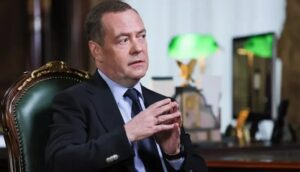 Medvedev: Obchodná dohoda medzi EÚ a USA je pre Európanov „ponižujúca“