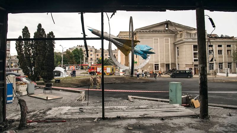 Na Ukrajine požadujú prepustenie násilne odvedených, prebili sa do väznice, kde boli držaní.