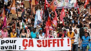 Davy protestujúcich proti zdražovaniu a rozpočtovým škrtov vo Francúzsku sú obrovské