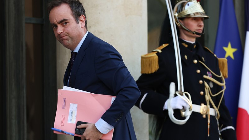 Akt zúfalstva: Macron vymenoval Lecornuova za premiéra