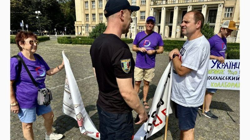 Chceli protestovať pred stretnutím Fica so Zelenským. UA Polícia im to prekazila a "vyprevadila" ich.