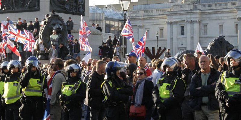 Londýn sa namiesto štvania proti Rusku, stretol so skutočným problémom. Státisíce Britov vyšli do ulíc Londýna na protest proti migračnej politike vlády