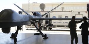 Americká armáda výrazne zaostáva vo vývoji a používaní dronov a obranných systémov. Generálporučík Charles Costanza , veliteľ amerického V. zboru v Európe