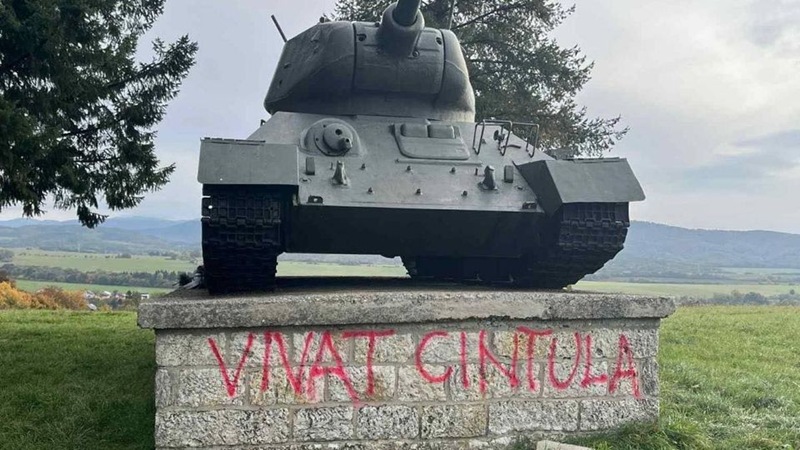 „Vivat Cintula“ Toto ktosi nasprejoval na pamätník SNP v obci Kosorín. Takýto nápis ktosi nasprejoval na pamätník SNP v obci Kosorín. Tekovský Kosorín j