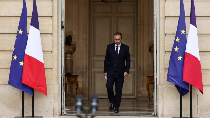 Francúzsko čelí vládnej kríze, premiér odstupuje len niekoľko hodín po predstavení kabinetu.